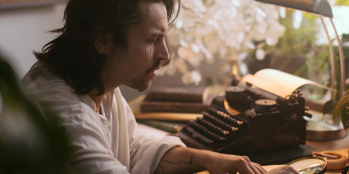 This article introduces Ken Follett for readers who love sprawling fantasy and want similarly epic stories rooted in real history. It explains who Follett is, s...