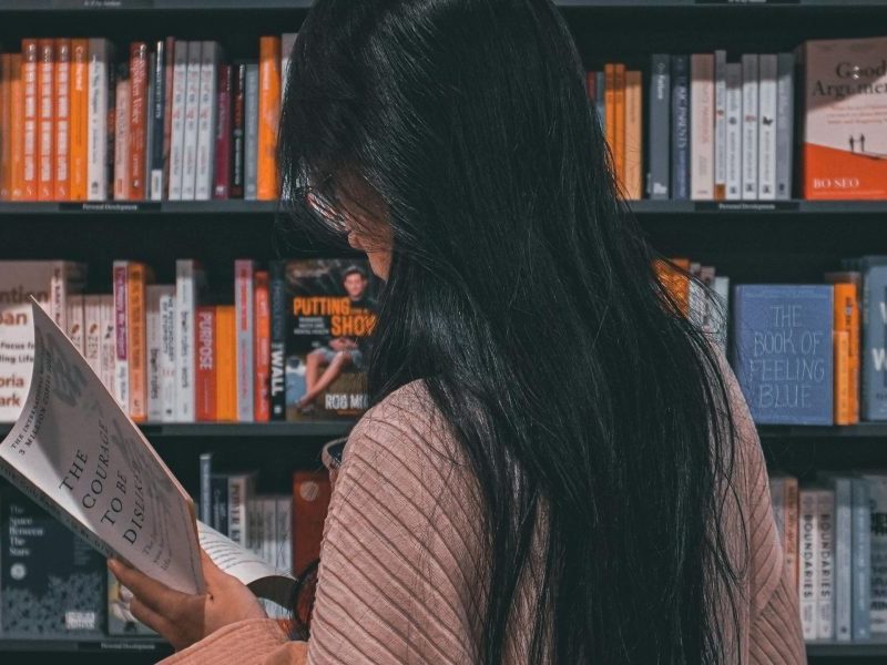 This article explains why Mitch Albom's novels resonate strongly with readers who usually prefer fantasy or speculative fiction, showing how his work blends mag...